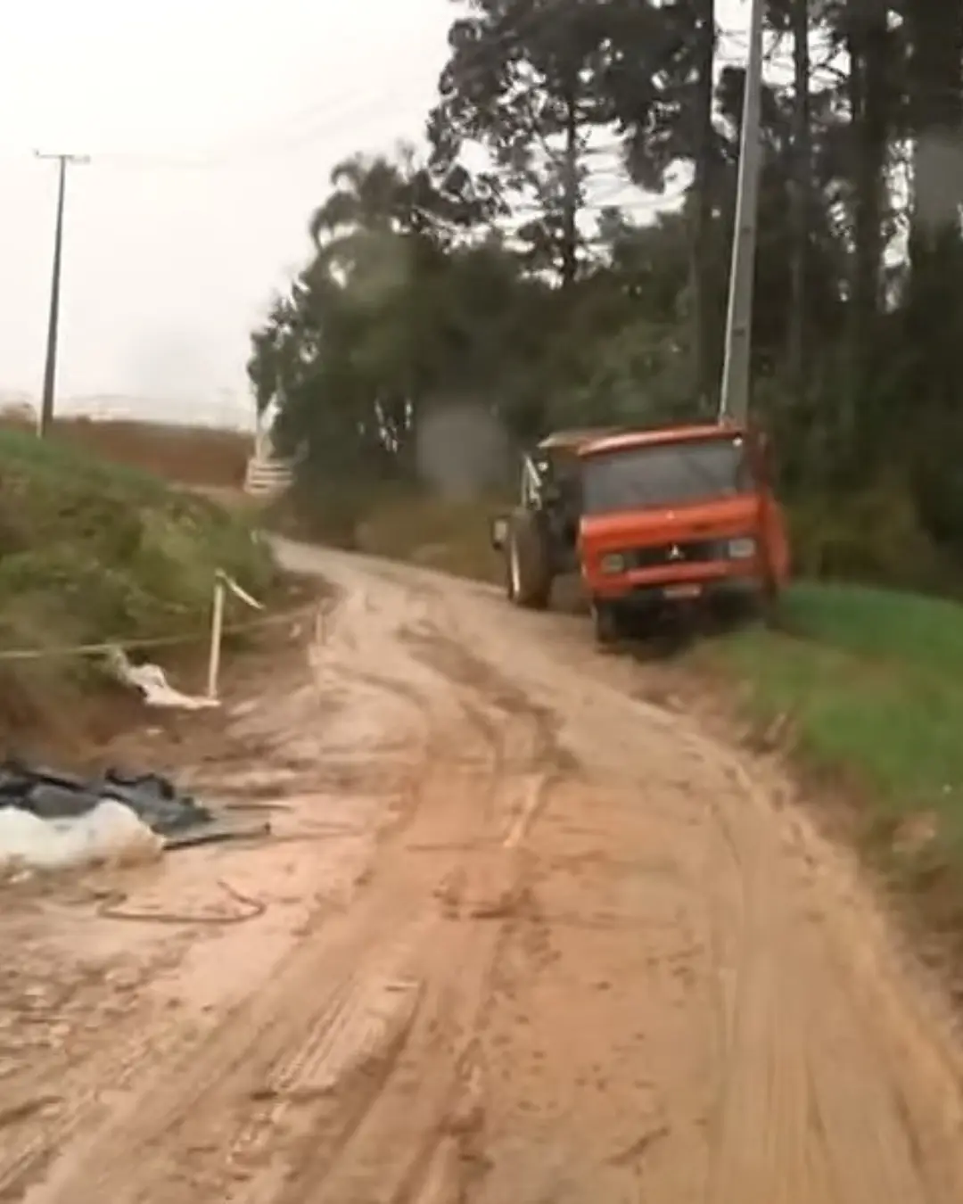 Motorista que morreu em tombamento de caminhão é identificado