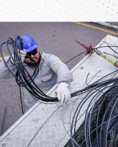 NP: Na região central, mutirão retira 600 quilos de cabos inservíveis de postes