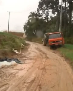 Tragédia na área rural: tombamento de caminhão mata motorista no Rio Abaixinho