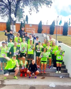 Atletas da equipe Amigos de Araucáriaparticipam de corrida em Itaperuçu