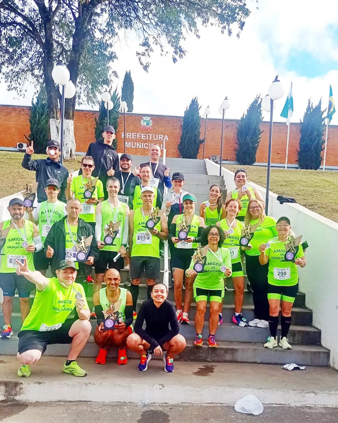 Atletas da equipe Amigos de Araucáriaparticipam de corrida em Itaperuçu