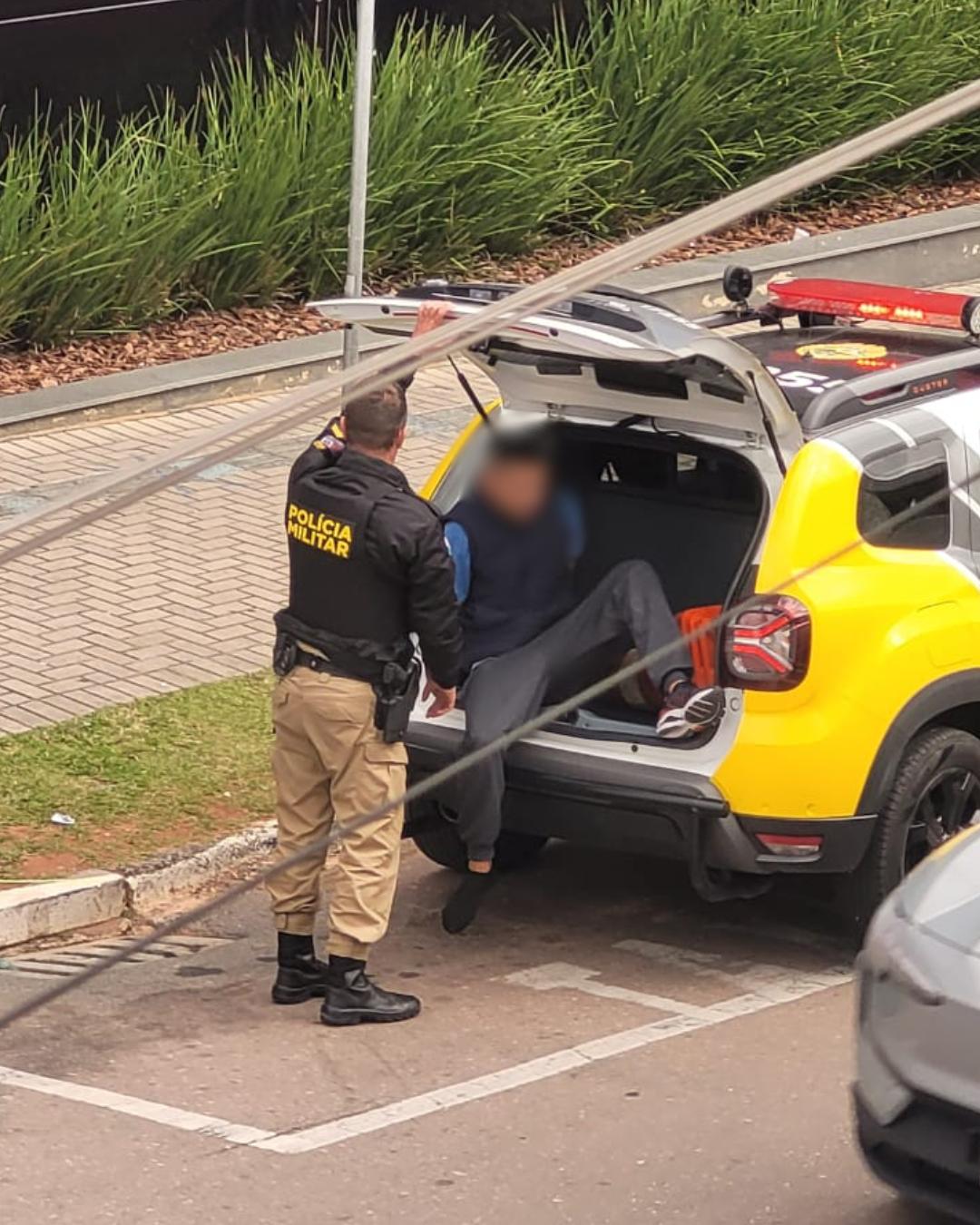 Em agência da Caixa, sujeito tenta tomar a arma de vigilante e acaba preso