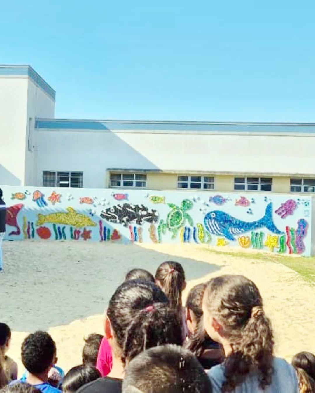 Escola Arlindo Druszcz inaugura painel feito com tampinhas de refrigerantes