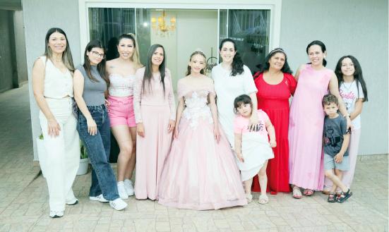 Grupo de voluntárias organiza festa surpresa de 15 anos para jovem do Jardim Israelense
