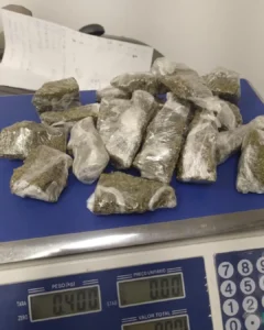 Homem foge da abordagem policial e deixa para trás sacola de maconha