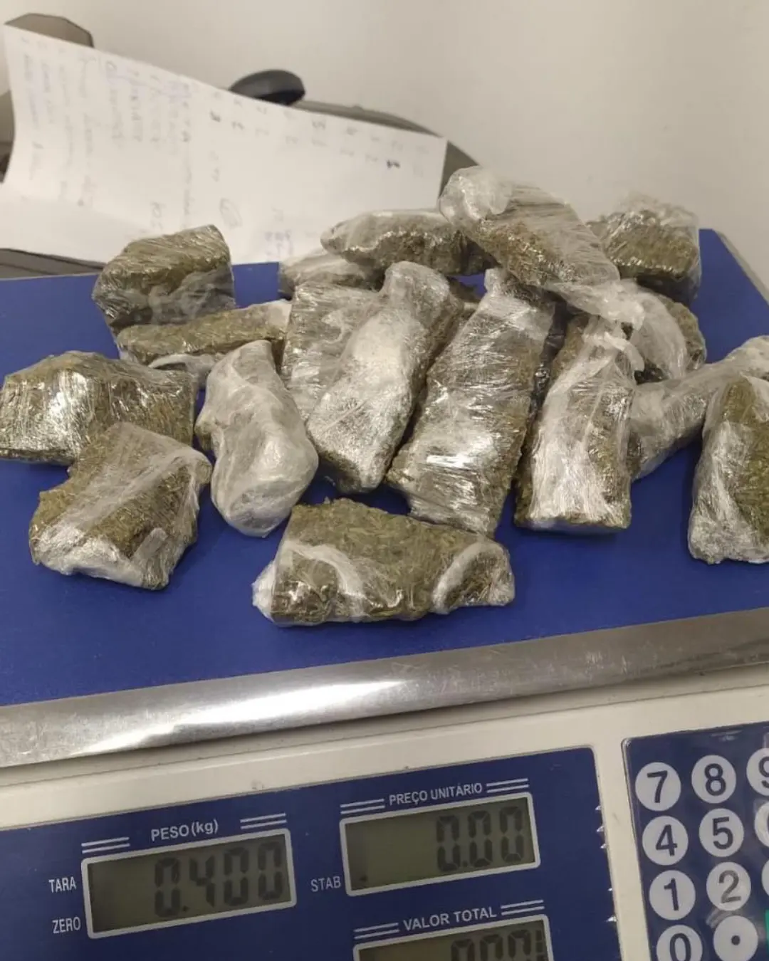 Homem foge da abordagem policial e deixa para trás sacola de maconha
