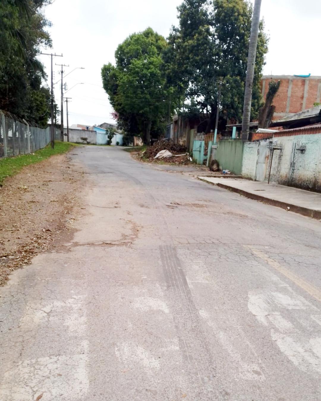 Moradora pede revitalização do asfalto em rua do bairro Chapada