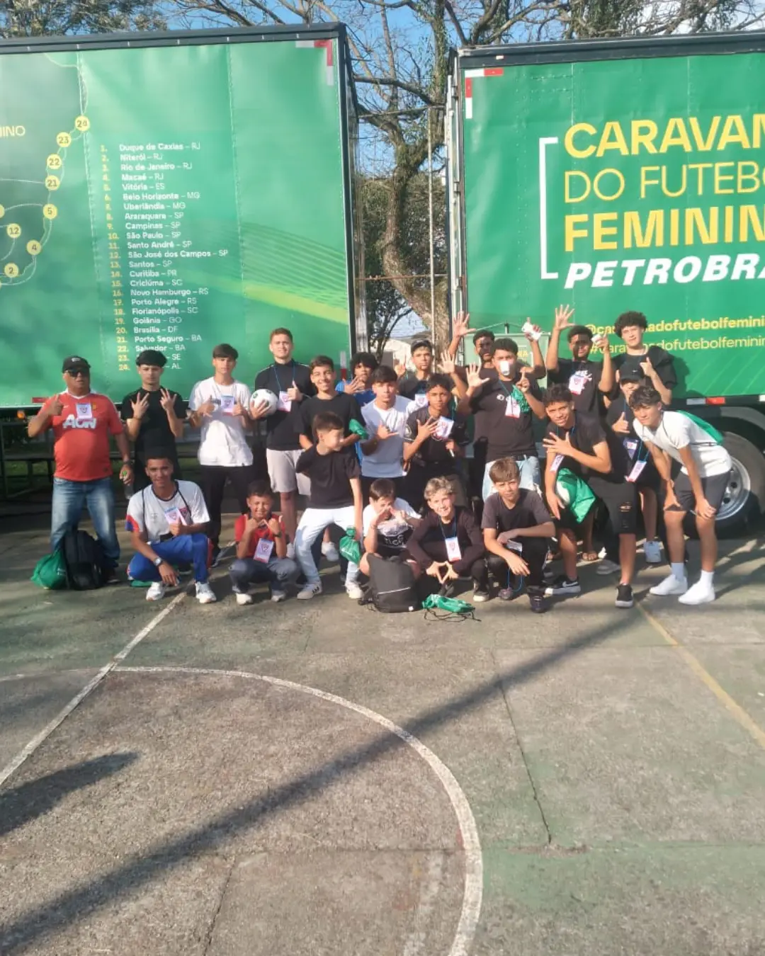 Projeto De Olho no Futuro participa de vivência na Caravana do Futebol Feminino da Petrobras