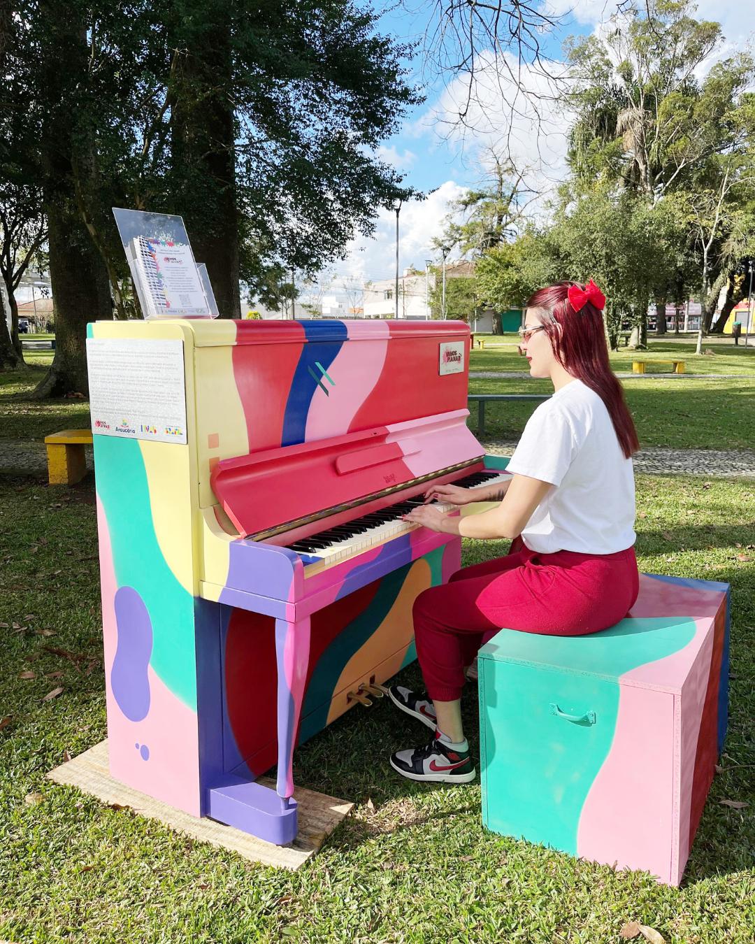 Recital ‘Vamos Pianar’ leva piano colorido à Praça do Seminário e reúne música, arte e cultura