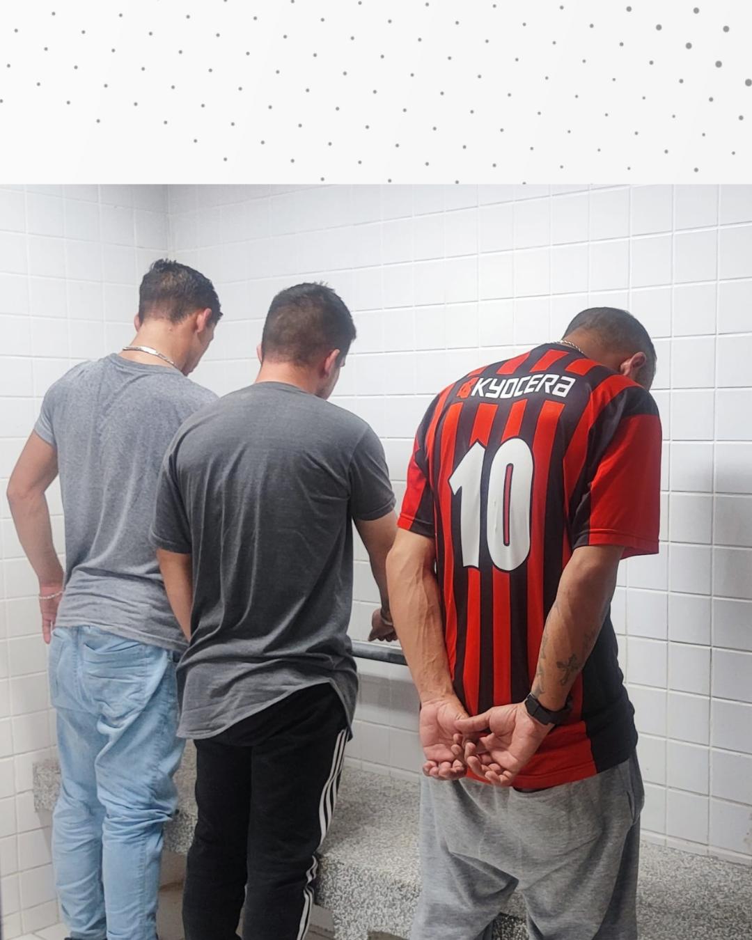 Trio tenta fugir com ‘cavalinho de pau’ e é preso pela PM por tráfico de drogas