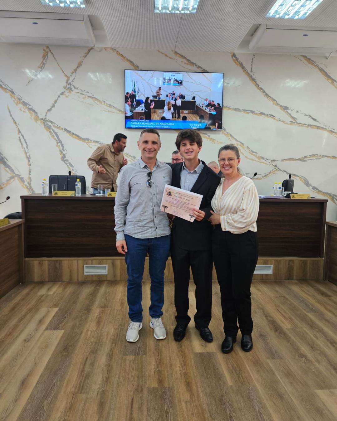 Estudante Enzo Tokarski recebe homenagem por suas conquistas educacionais