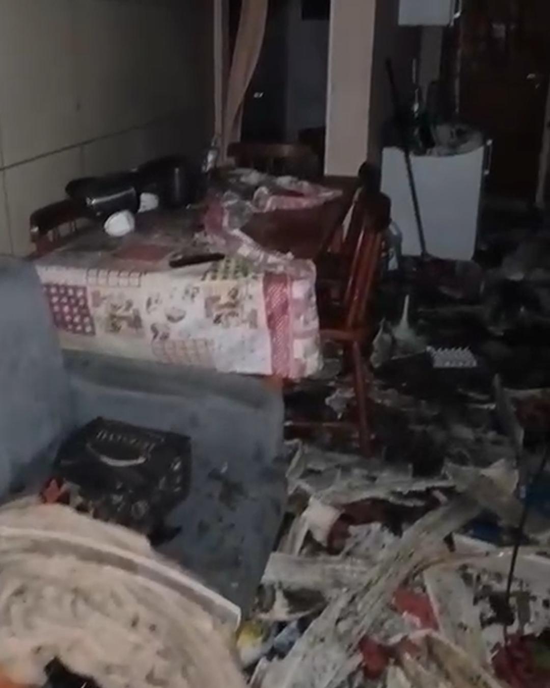 Moradora que teve a casa incendiada pede ajuda da população com doações
