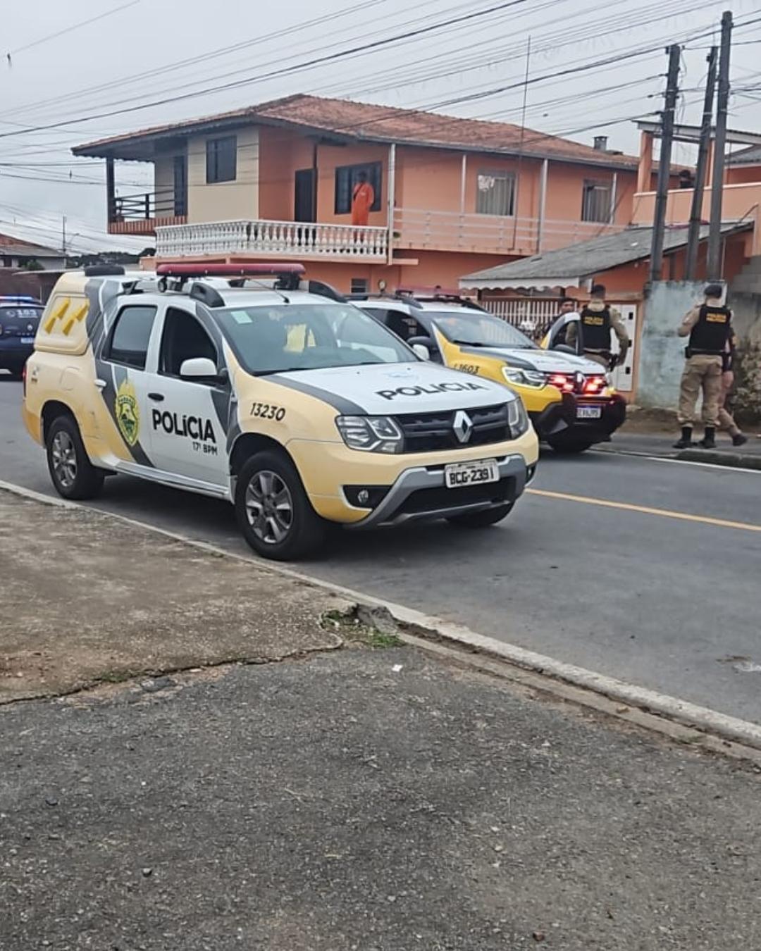 VIOLÊNCIA EXTREMA! Mulher é esfaqueada pelo companheiro na frente do filho de apenas 3 anos
