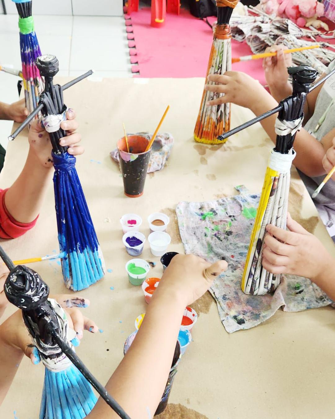 Alunos da Escola Arlindo vão expor trabalhos feitos a partir de jornais velhos