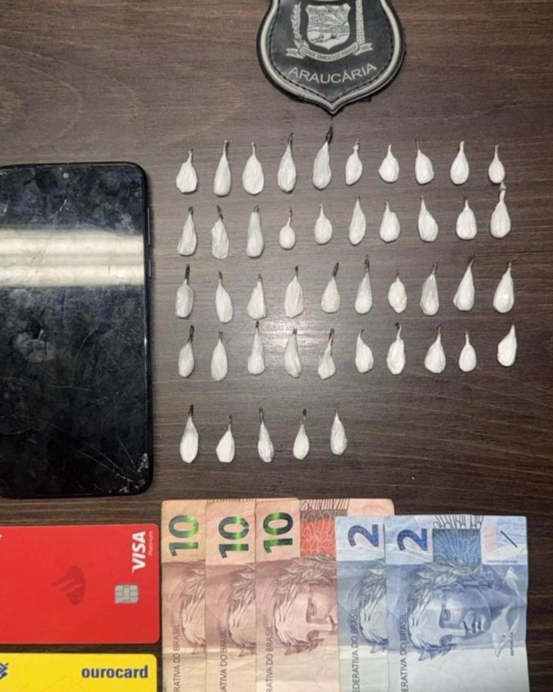 Após denúncia, trio é preso por tráfico de drogas na Pracinha do Sol Nascente