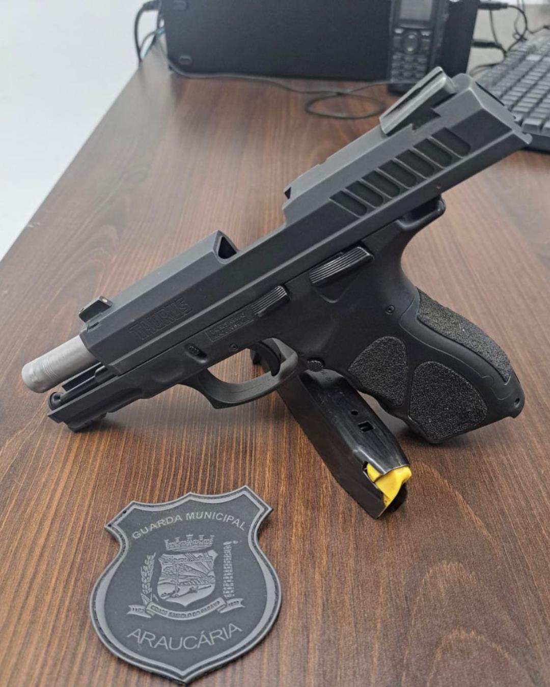 Homem é preso por disparos de arma de fogo após discussão por barulho de motocicleta