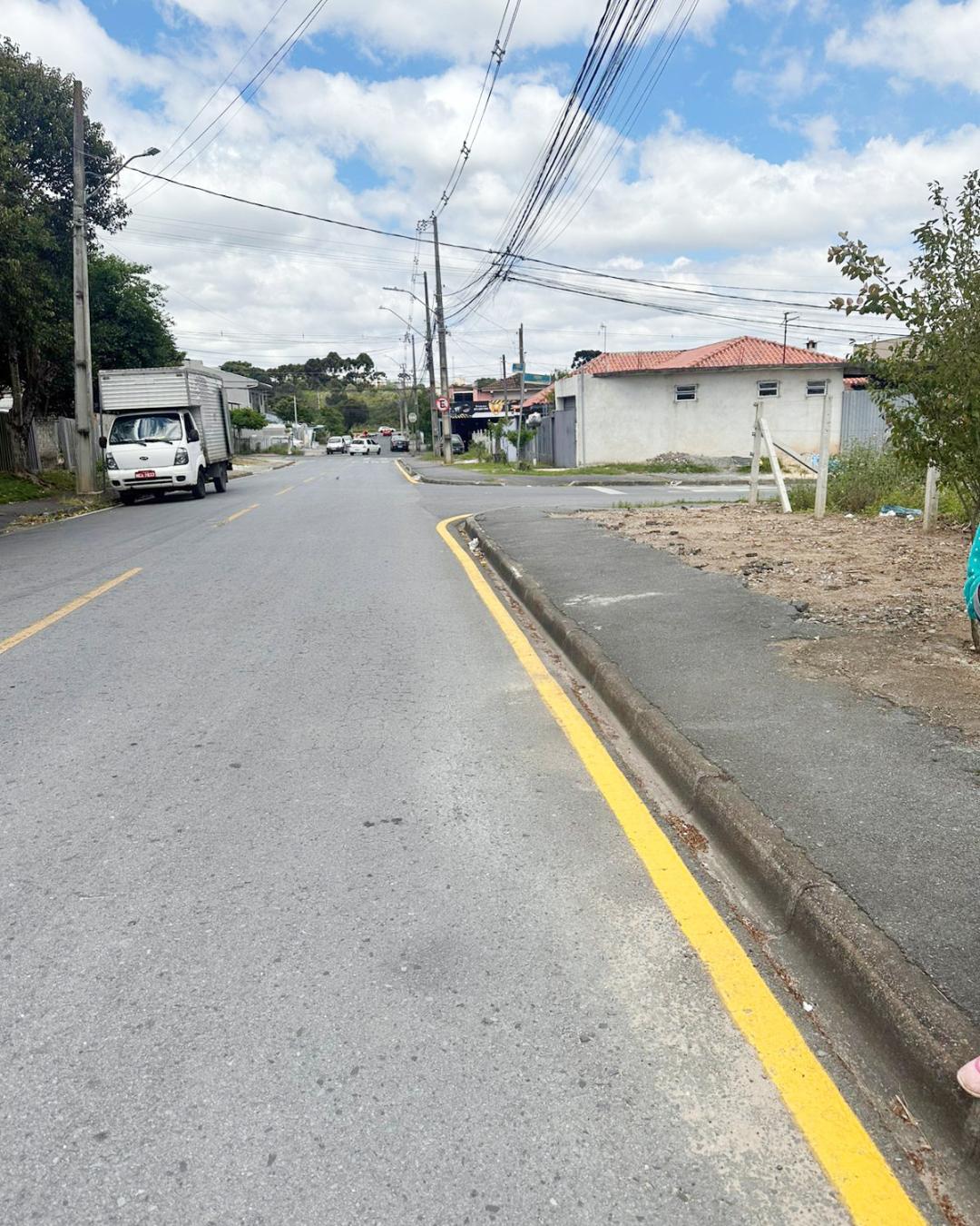 Moradores da rua Vicente Strugala reclamam da falta de faixas brancas para estacionar