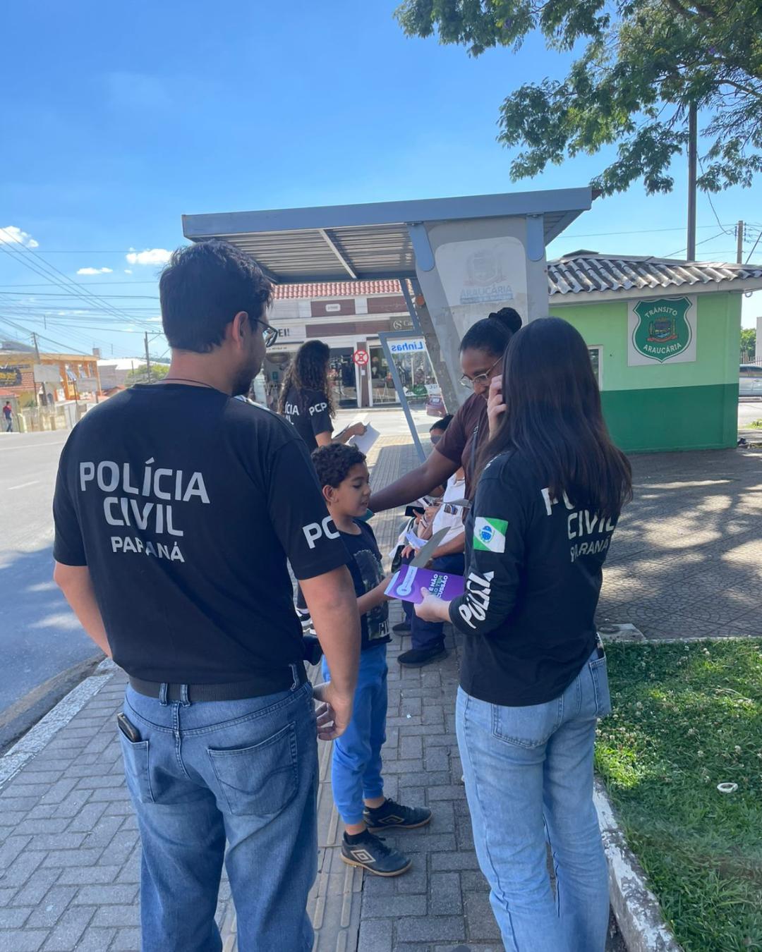 Delegacia da Mulher de Araucária realiza ação educativa alusiva à campanha de enfrentamento à violência doméstica