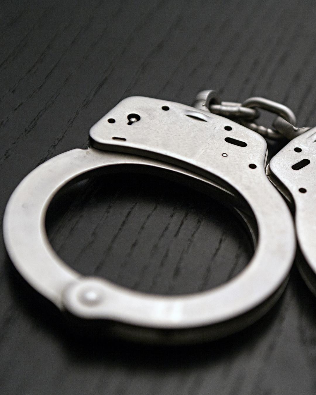 Homem é preso após agredir esposa com cabo de vassoura