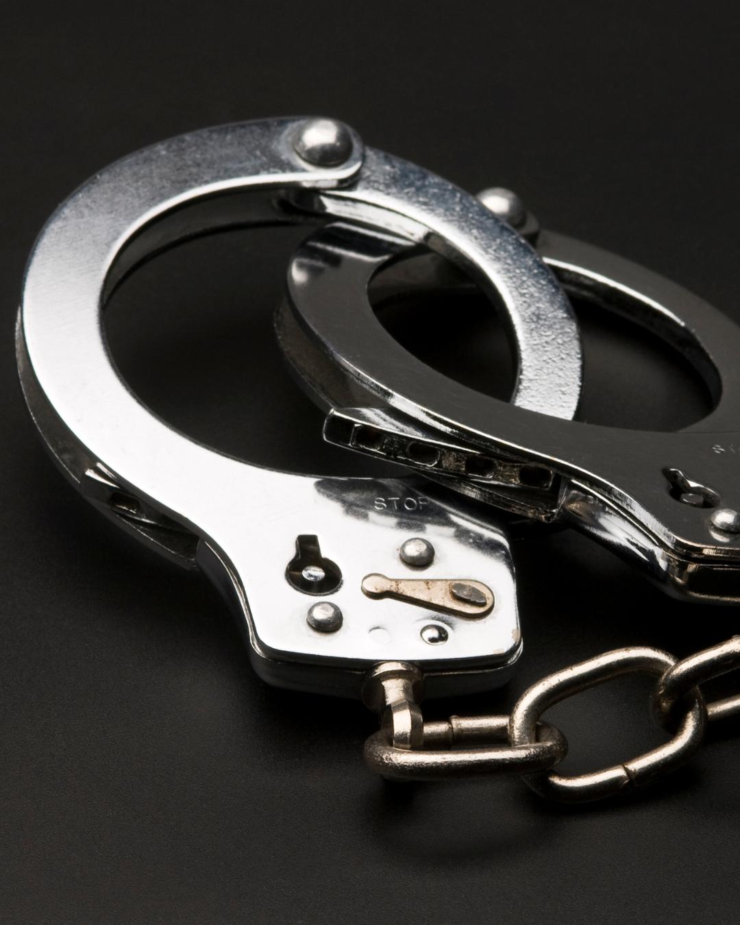 Homem tenta intimidar policiais durante abordagem e é preso por tráfico de drogas