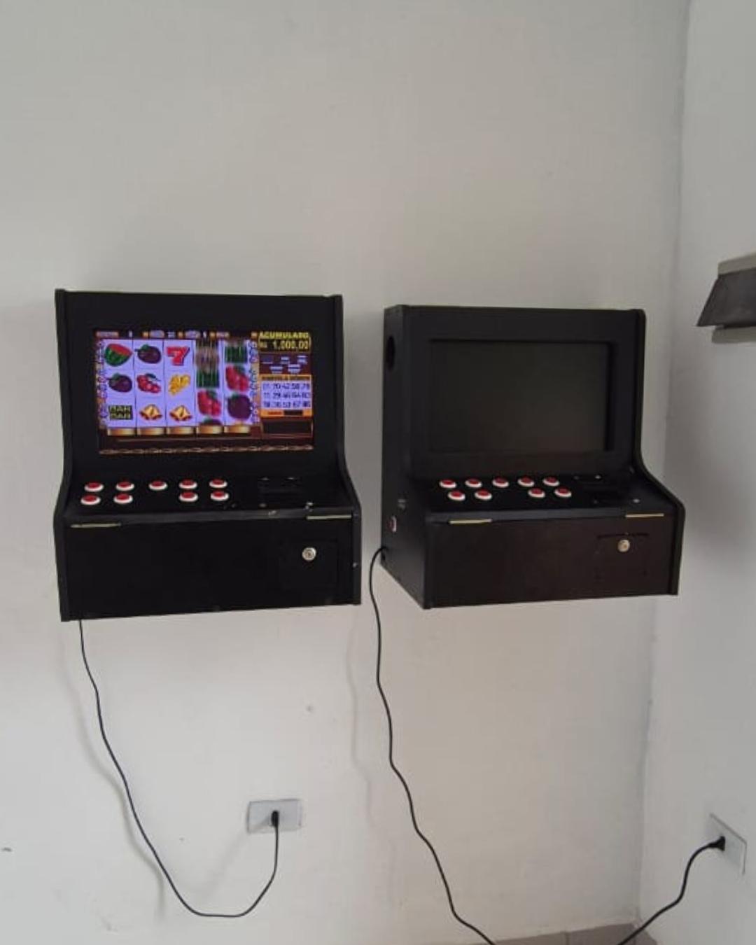 PM apreende máquinas caça-níqueis no Costeira