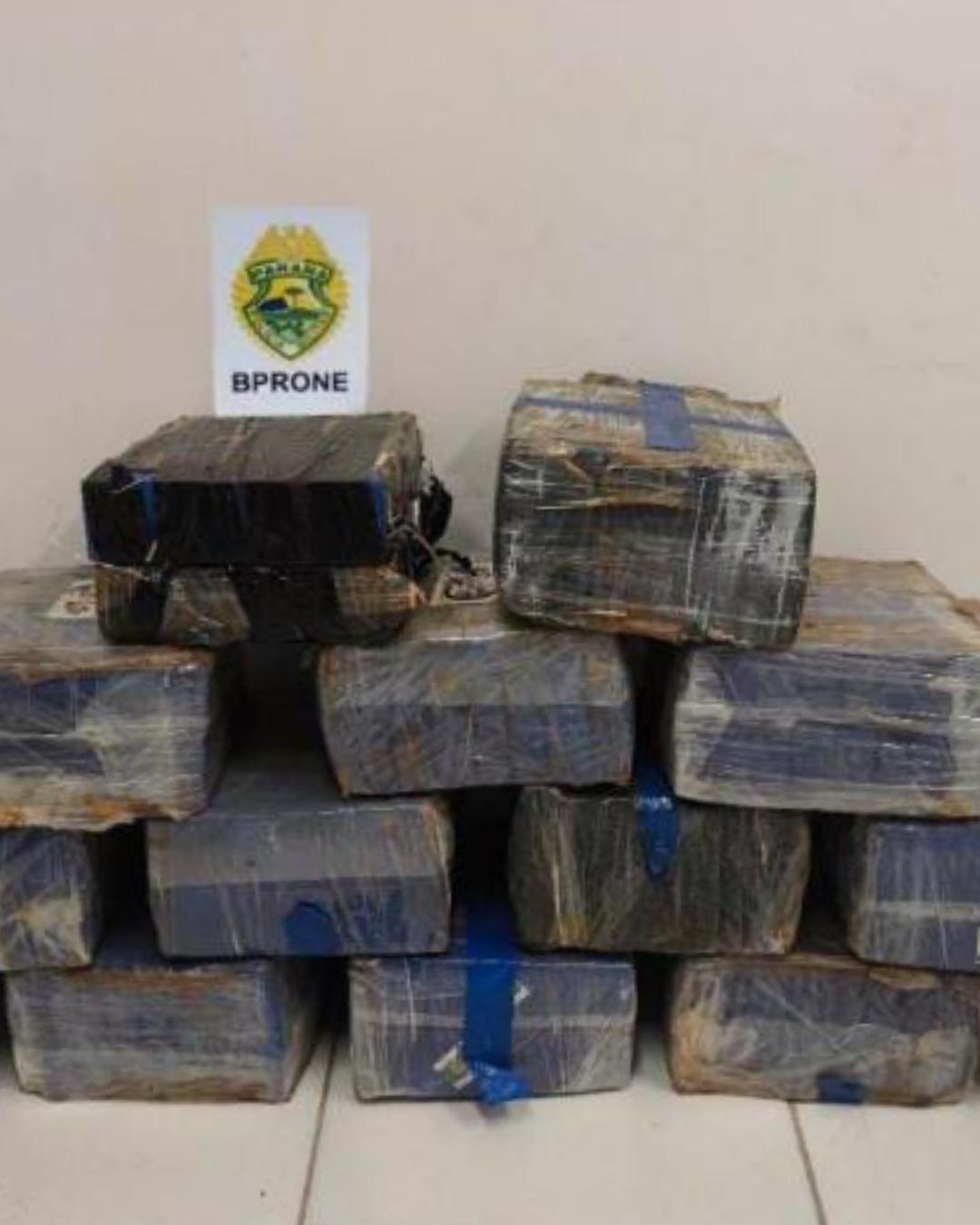 Com 140 quilos de maconha no carro, mulher é presa em Araucária