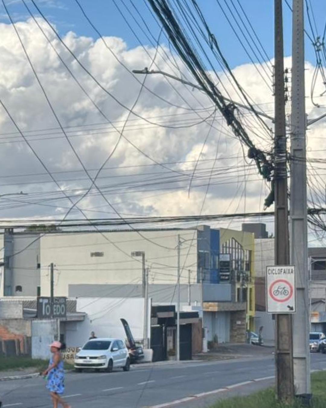 Copel notifica operadoras de internet que deixaram cabos largados no Estação