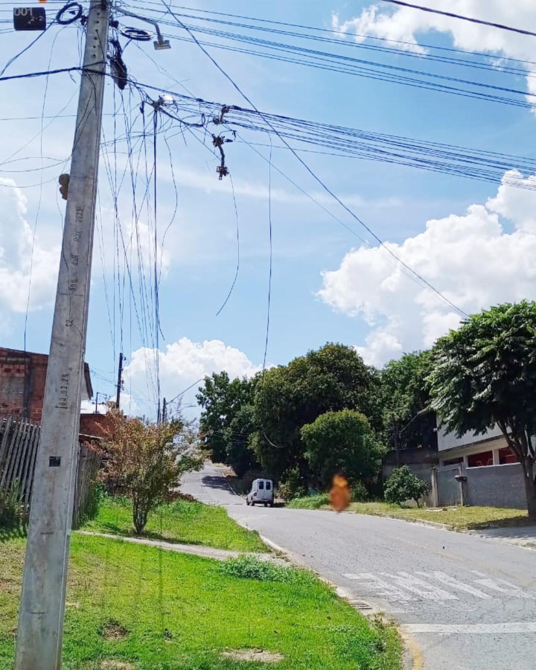 Fiação irregular causa acidente e deixa dois feridos no bairro Iguaçu