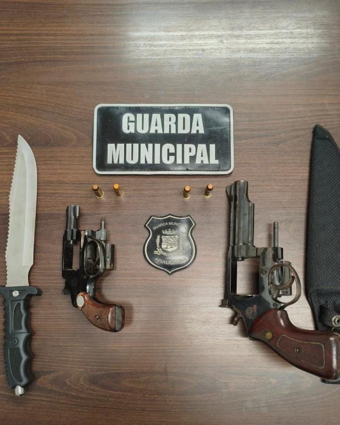 Homem agride esposa, fere filho com faca e acaba preso com 2 revólveres escondidos no guarda-roupa