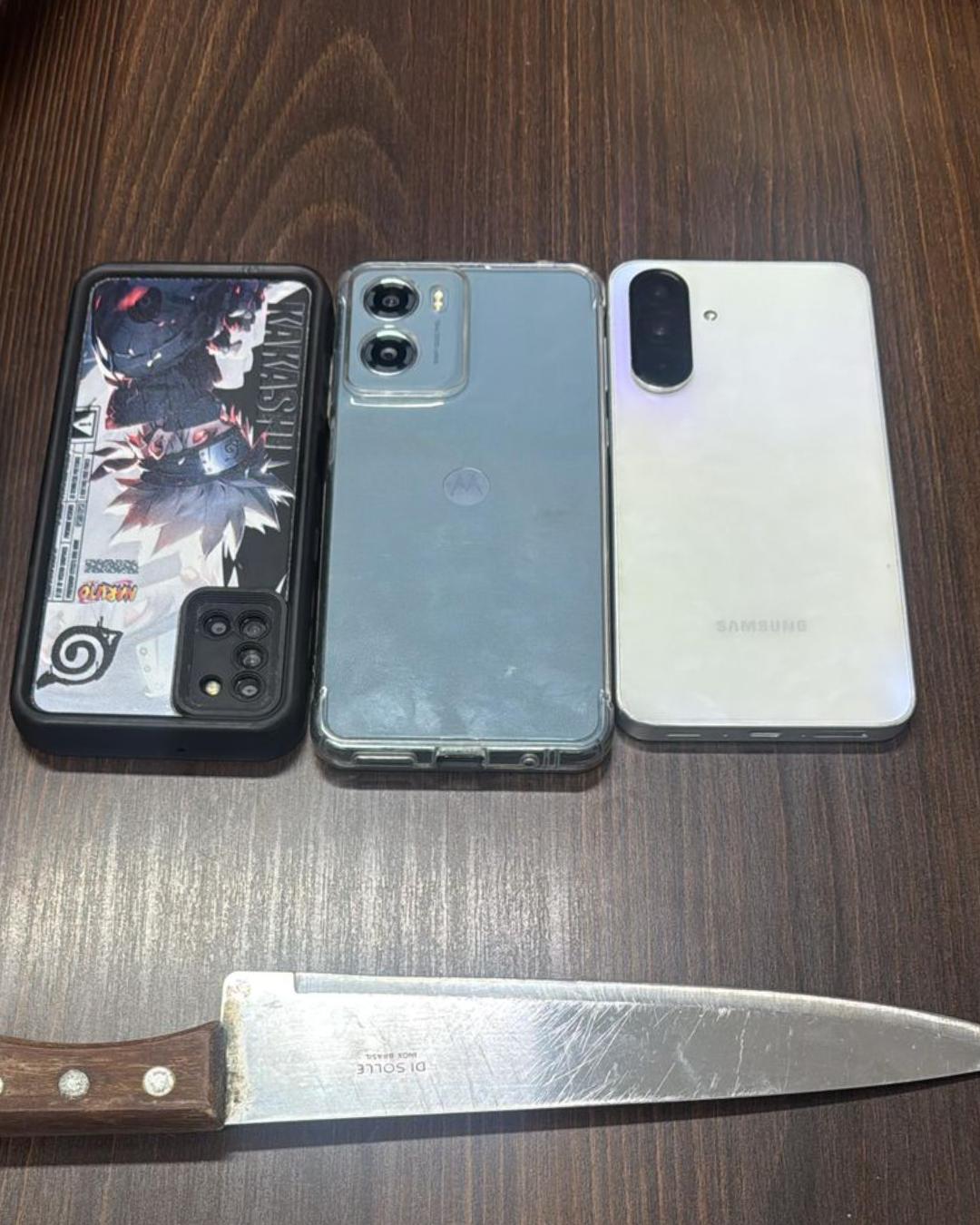 Homem armado com faca rouba passageiros de ônibus e é preso após perseguição