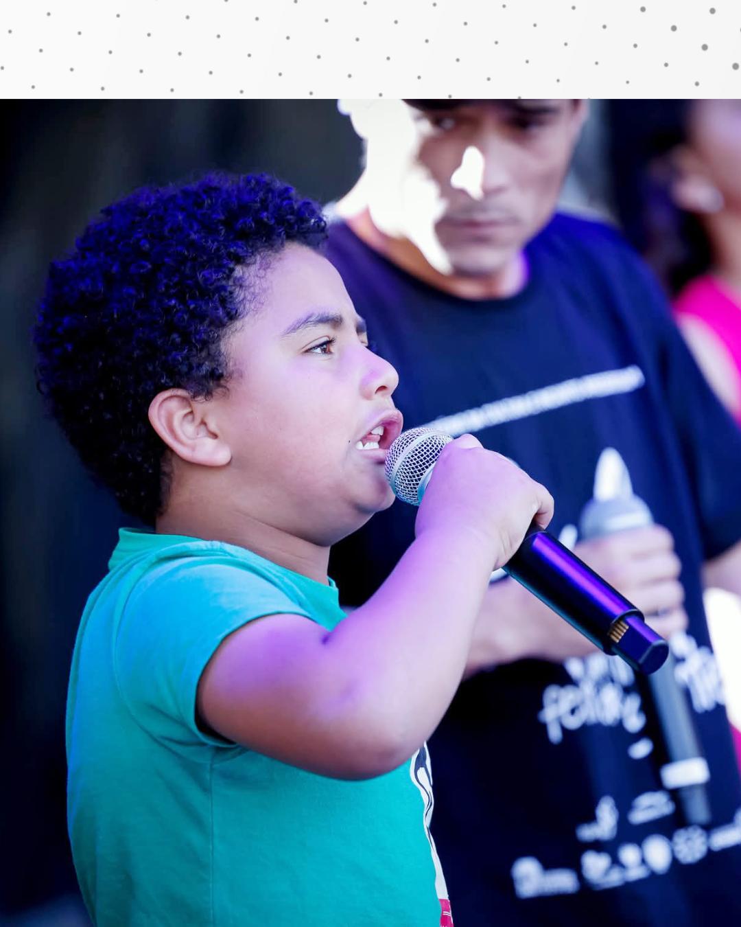 Quem é MC Nathanael, araucariense de 8 anos, fenômeno do rap?