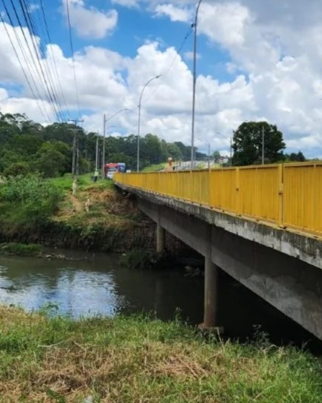 Via Araucária encontra corpo parcialmente submerso no Rio Barigui