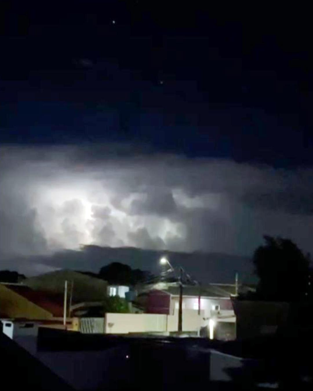 Tempestade de raios chama a atenção de moradores de Araucária