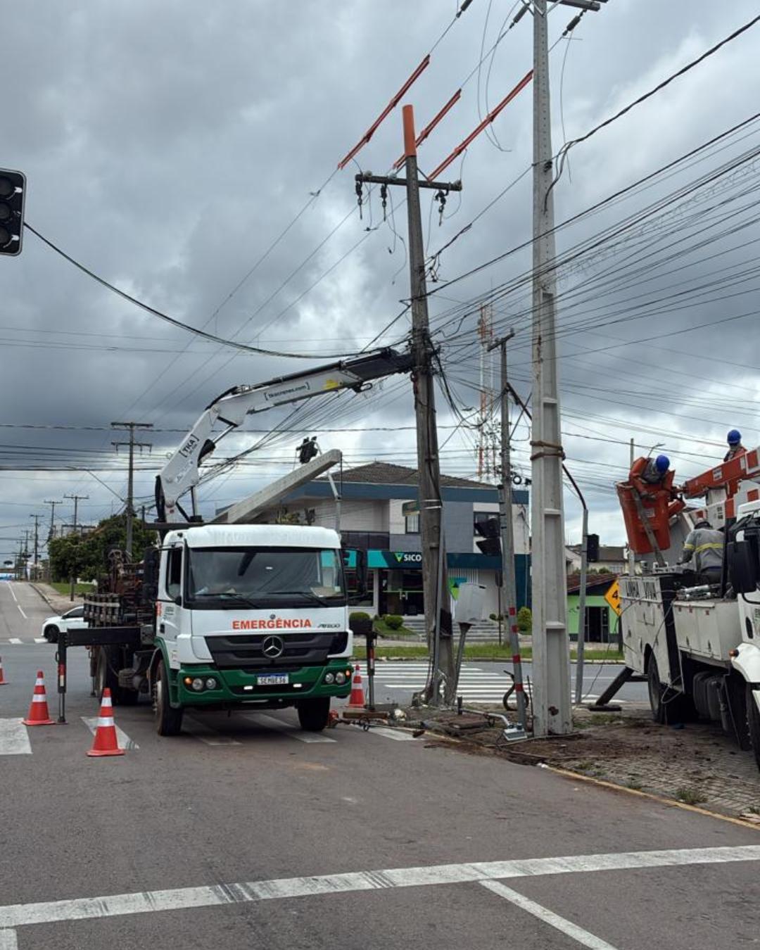 Alvo de reclamações, poste danificado em acidente na Agrimensor é trocado pela Copel