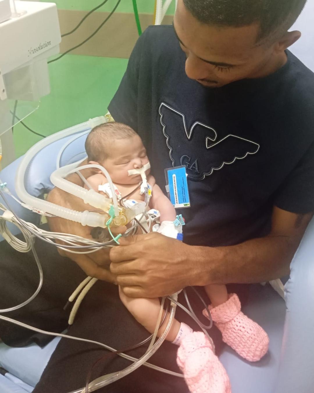 Bebê que nasceu no aniversário de Araucária não resiste após 2 dias na UTI