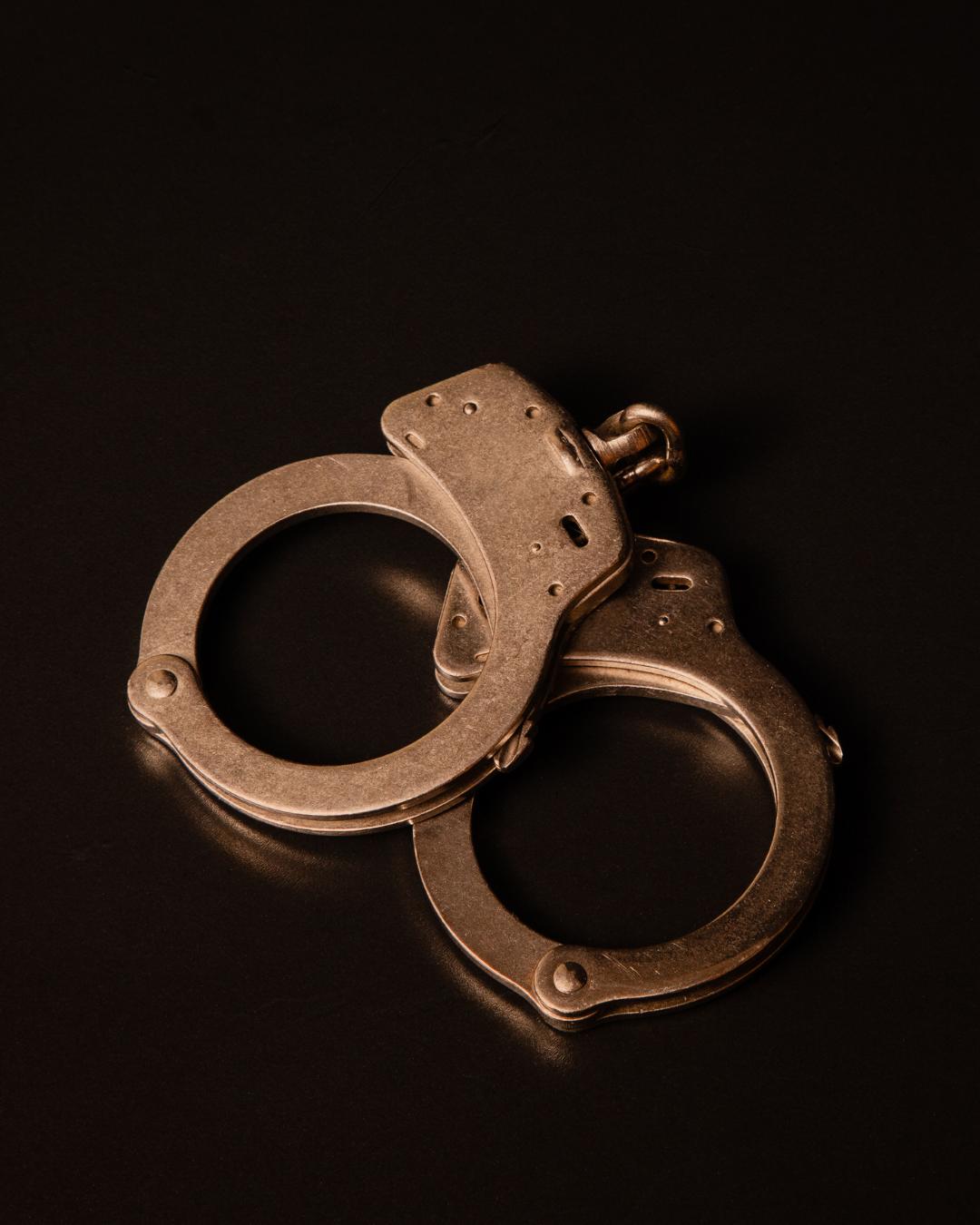 Casal é abordado pela ROMU na madrugada e homem acaba preso por tráfico no Capela Velha