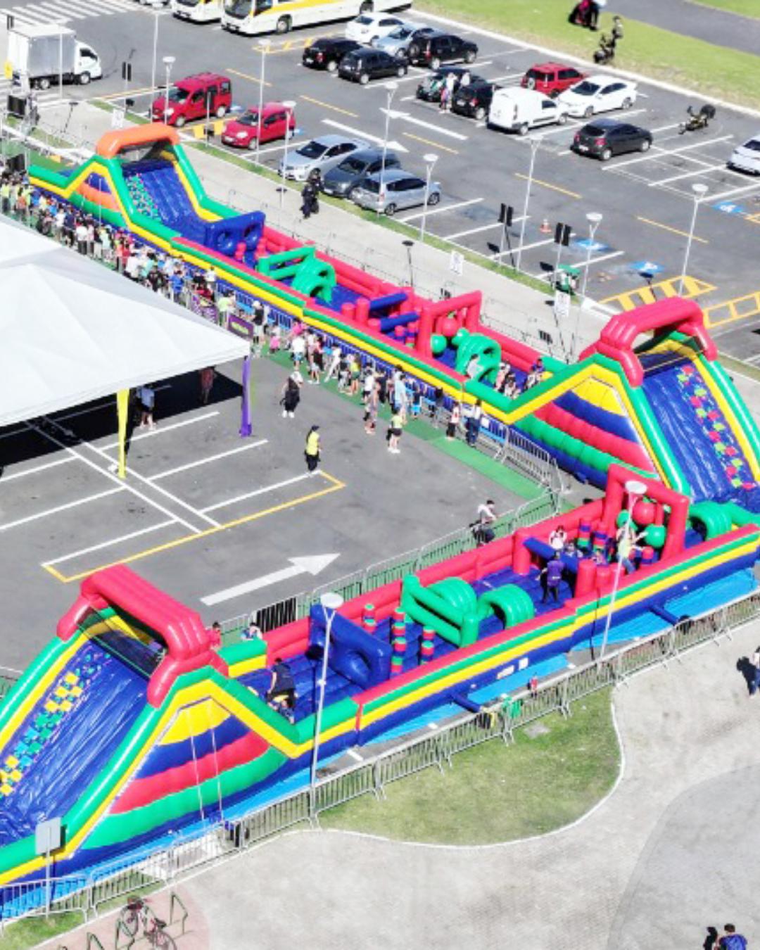 Circuito de infláveis pra criançada é atração na festa de 136 anos de Araucária