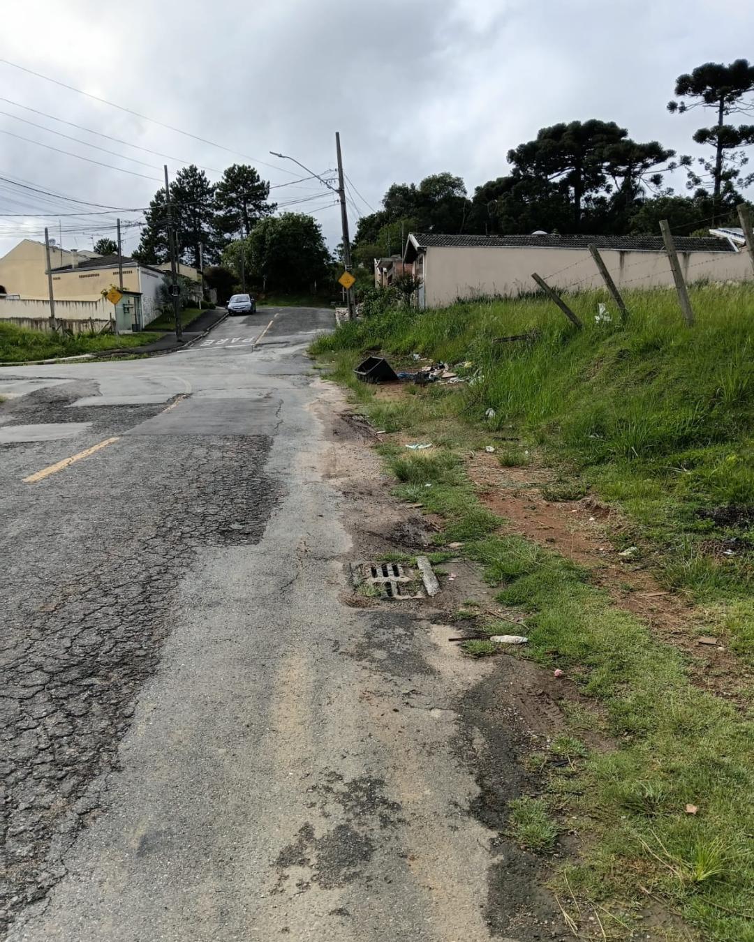 Falta de calçadas e sinalização preocupa moradores no bairro Iguaçu