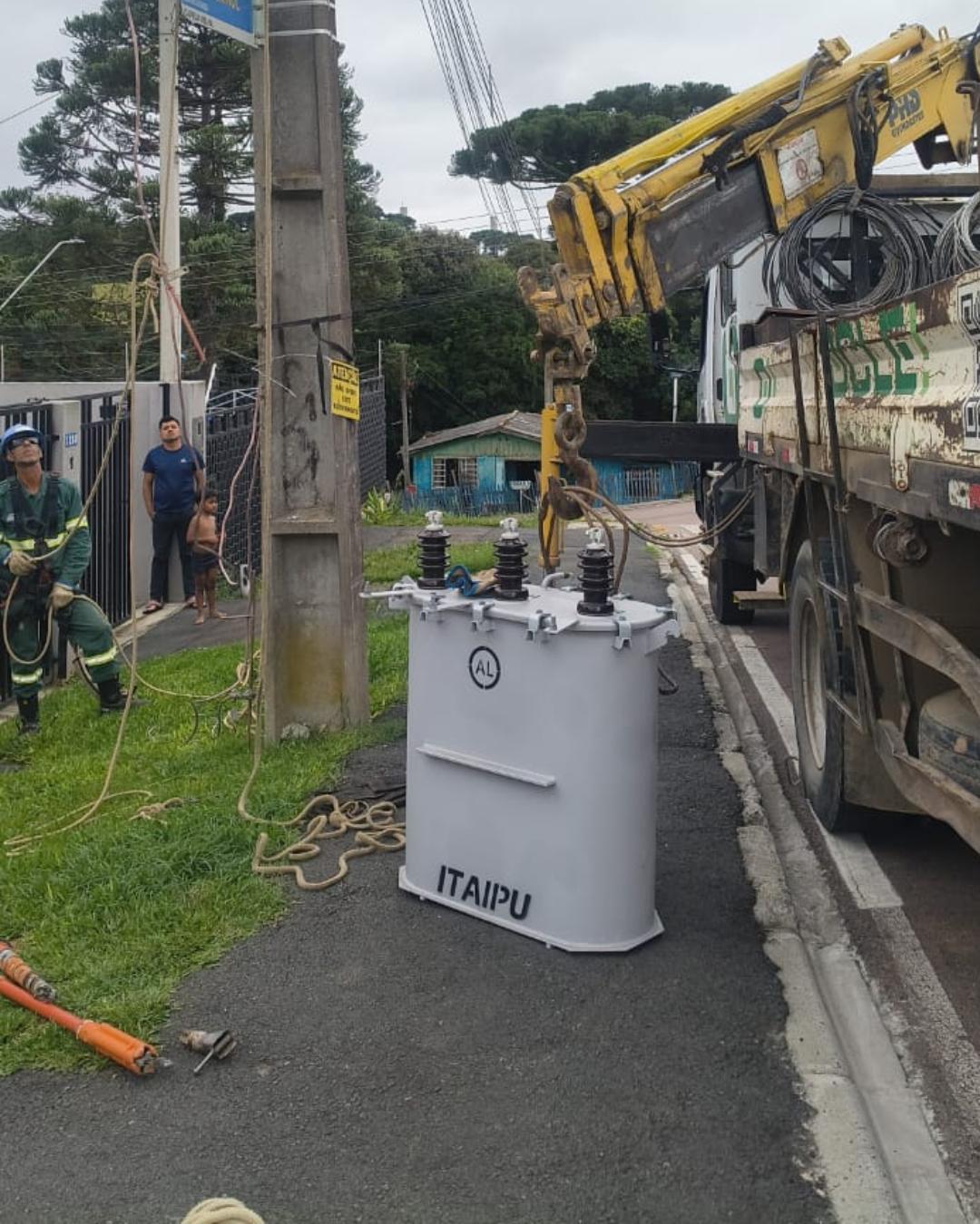 Moradores do Capela Velha ficam mais de 12 horas sem energia por manutenção em transformador