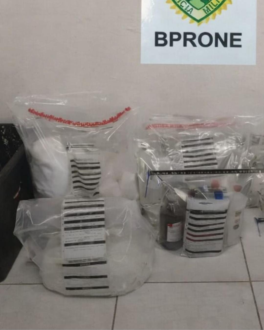 No São Sebastião, RONE apreende 35 kg de cocaína e fecha laboratório caseiro de refino