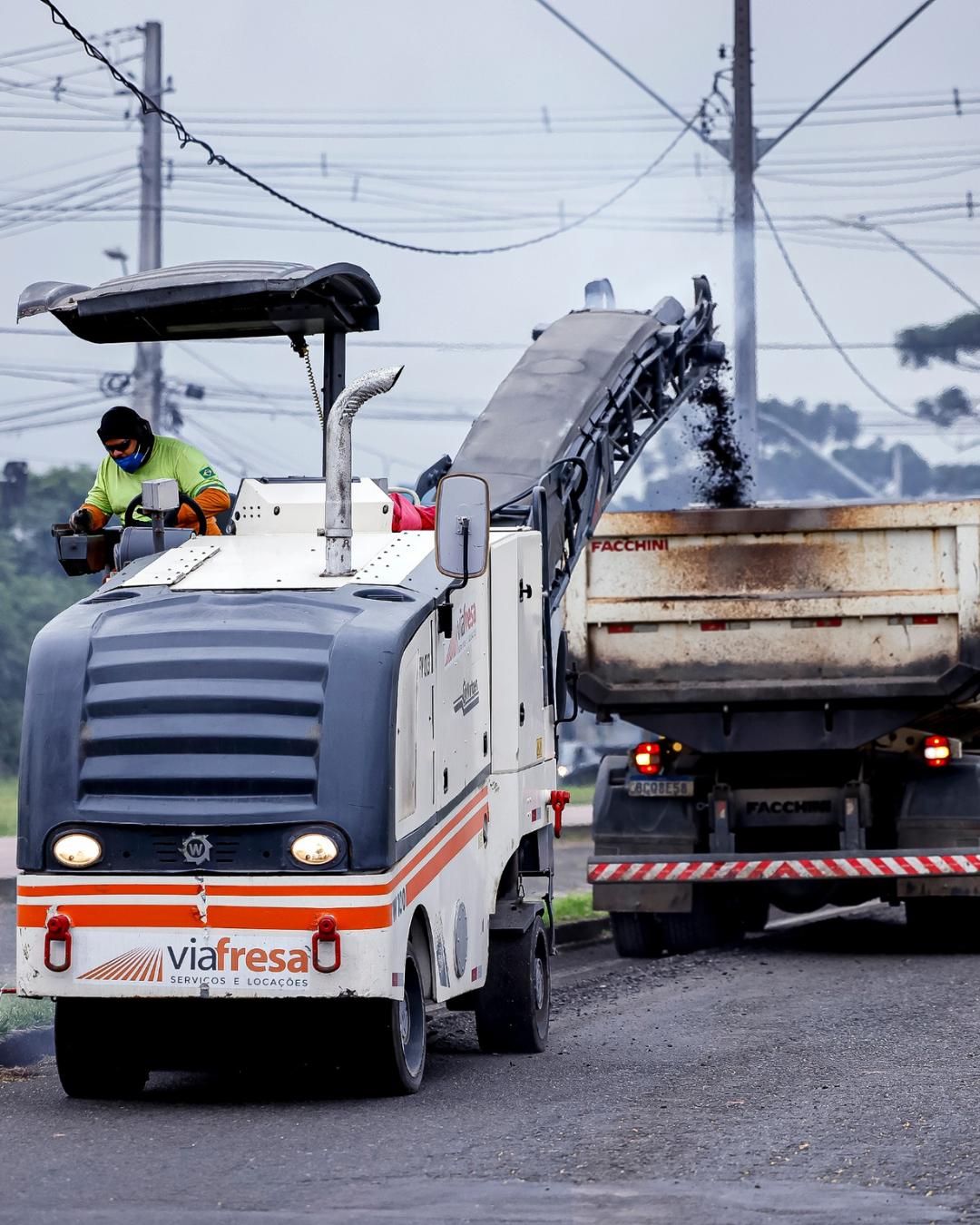Secretaria de Obras inicia recapeamento de acessos à Avenida das Araucárias