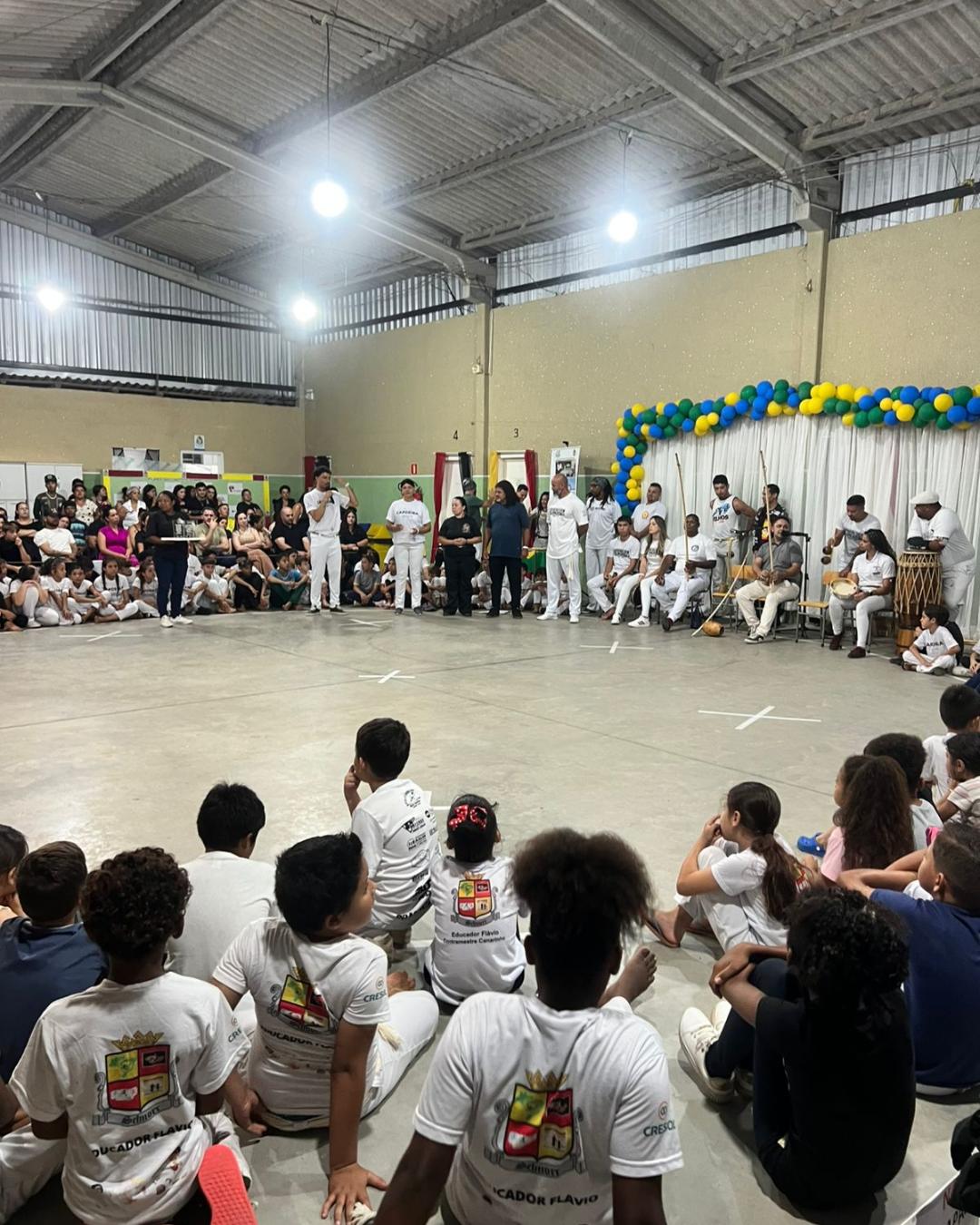 Capoeiristas e professor do Instituto Schnnor participam de cerimônia de troca de cordas