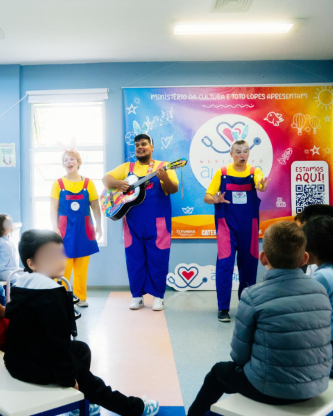 Fábula de Páscoa transforma o tempo de espera no Hospital Infantil que atende todo o Paraná 