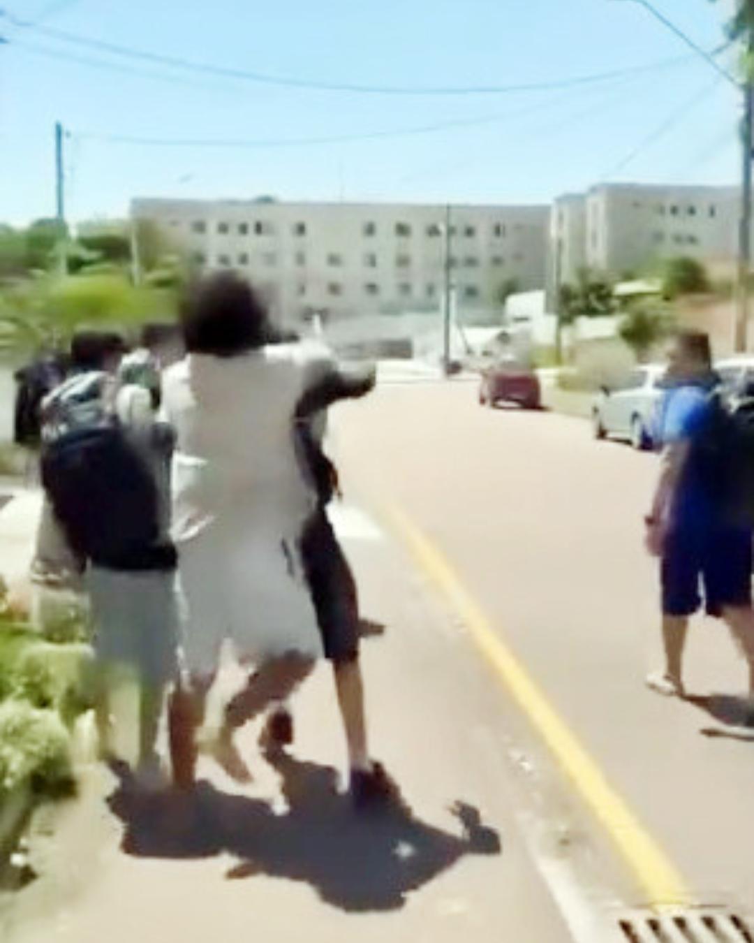 Família de aluno agredido na saída da escola pede que autores sejam responsabilizados