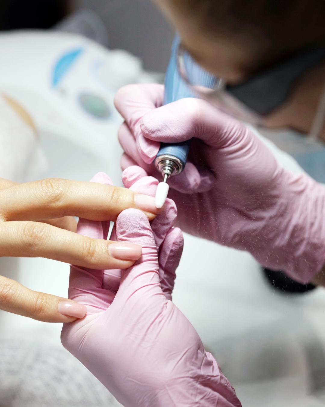 Gel de unhas: um risco silencioso para as manicures