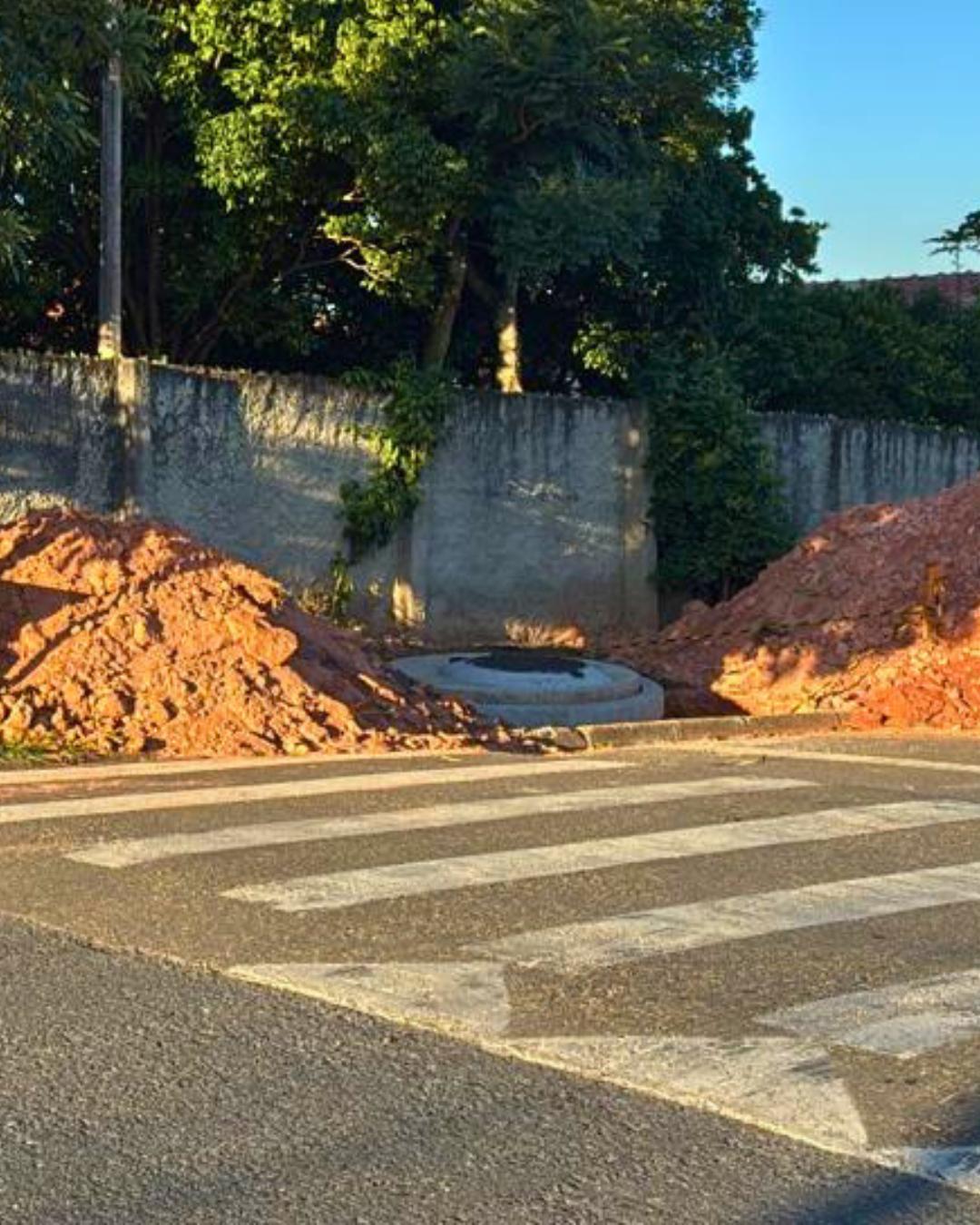 Moradora reclama de buraco feito pela Sanepar próximo à Escola Marcelino