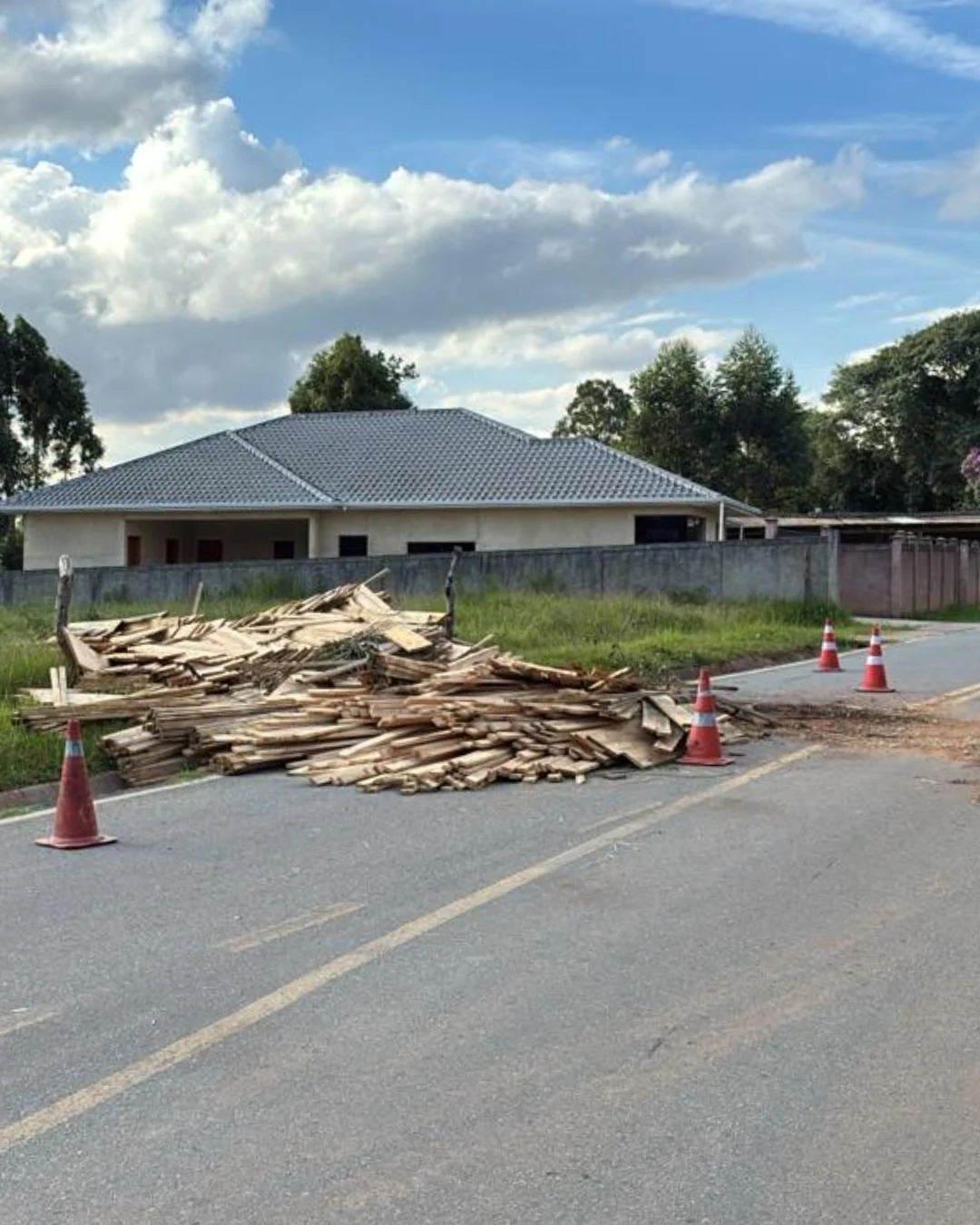 Caminhoneiro sofre mal súbito, cai em barranco na BR 476 e só para ao atingir o muro de uma casa