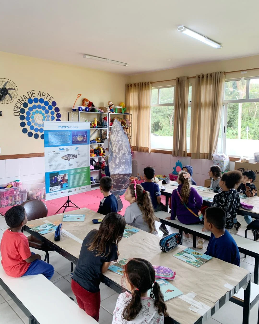 Crianças da Escola Arlindo Druszcz terão primeiro contato com o mar em ação no litoral do Paraná