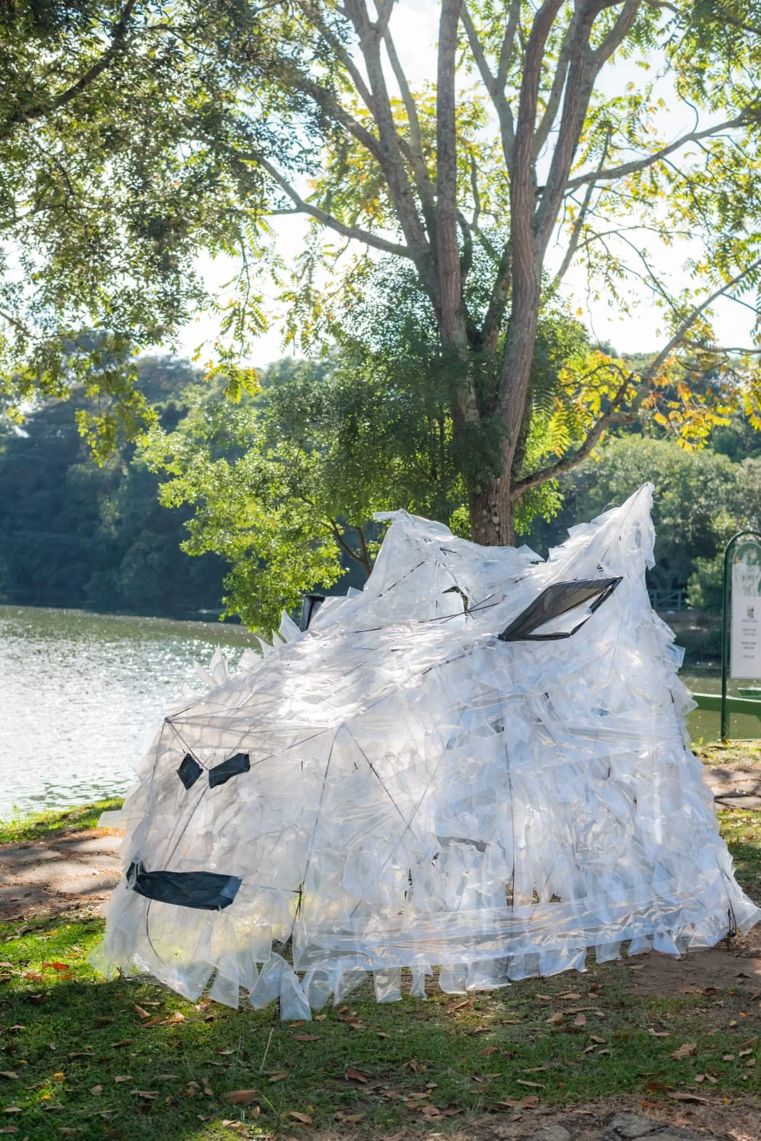 Projeto Plástico com Futuro instala coletor de garrafas PET em formato de capivara no Parque Cachoeira