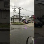 Câmera de segurança registra momento em que teclado de barracão desaba